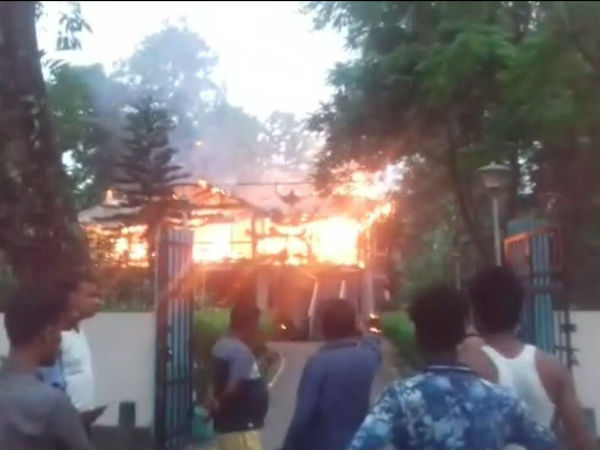 জলপাইগুড়িতে পূর্ত দফতরের বাংলোয় আগন , মৃত ১ জলপাইগুড়িতে পূর্ত দফতরের বাংলোয় আগন , মৃত ১