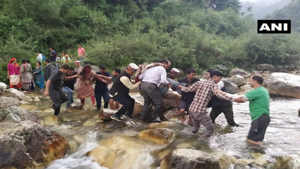 কুল্লুতে খাদে বাস, মৃত্যু কমপক্ষে ২৫ জনের কুল্লুতে খাদে বাস, মৃত্যু কমপক্ষে ২৫ জনের