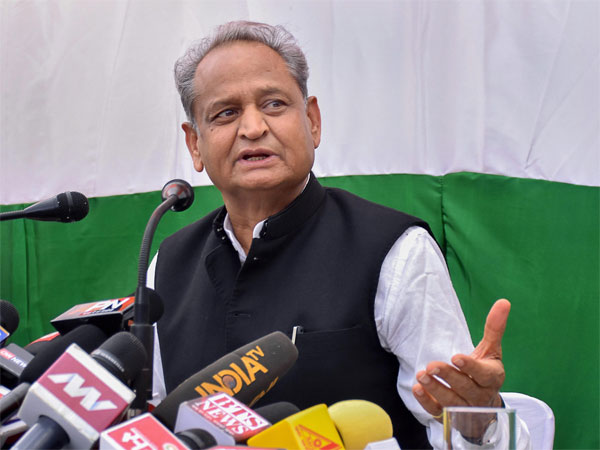 পাইলটকে তোপ গেহলটের