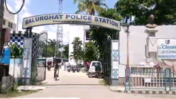 কাটমানি কাণ্ডে ঘড়ছাড়া তৃণমূলের প্রাক্তন কাউন্সিলার! বালুরঘাট সরগরম কাটমানি কাণ্ডে ঘড়ছাড়া তৃণমূলের প্রাক্তন কাউন্সিলার! বালুরঘাট সরগরম