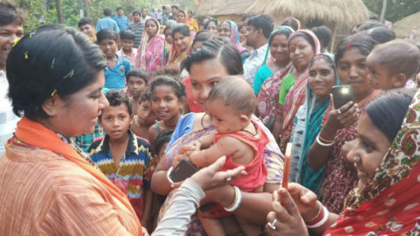ভোটে হেরে মানুষের মাঝে ভালোবাসা বিলোলেন প্রার্থী ভোটে হেরে মানুষের মাঝে ভালোবাসা বিলোলেন প্রার্থী