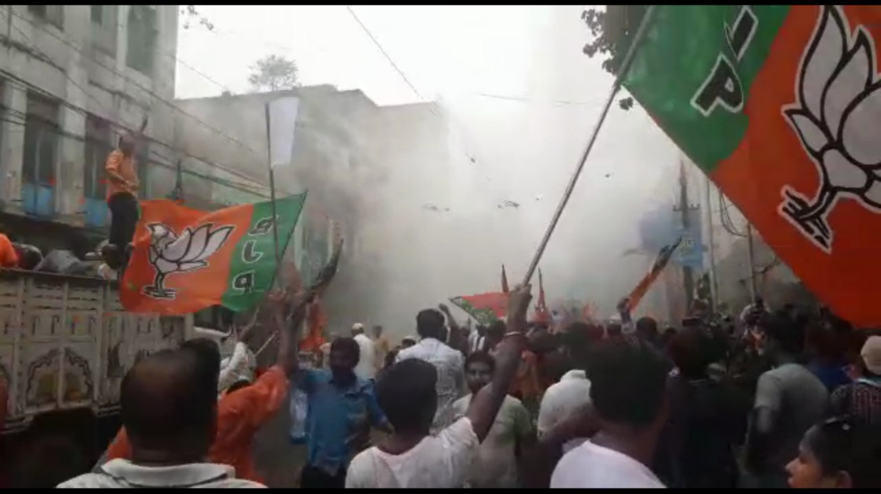 অর্ধেক রাস্তা যেতেই পুলিশের জলকামানে ছত্রভঙ্গ বিজেপি, তবু অভিযান সফল বলে দাবি দিলীপদের অর্ধেক রাস্তা যেতেই পুলিশের জলকামানে ছত্রভঙ্গ বিজেপি, তবু অভিযান সফল বলে দাবি দিলীপদের