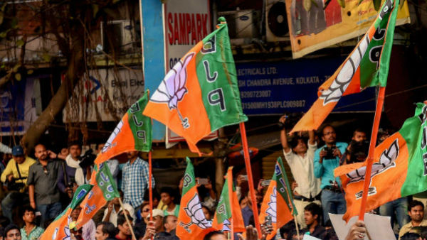 মমতা বন্দ্যোপাধ্যায়ের ‘নির্দেশ’ পালন করতে আসরে বিজেপি মমতা বন্দ্যোপাধ্যায়ের ‘নির্দেশ’ পালন করতে আসরে বিজেপি