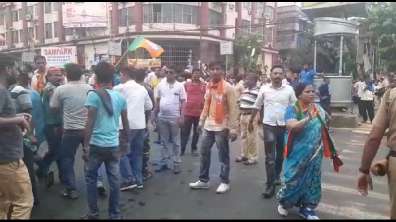 অর্ধেক রাস্তা যেতেই পুলিশের জলকামানে ছত্রভঙ্গ বিজেপি, তবু অভিযান সফল বলে দাবি দিলীপদের অর্ধেক রাস্তা যেতেই পুলিশের জলকামানে ছত্রভঙ্গ বিজেপি, তবু অভিযান সফল বলে দাবি দিলীপদের