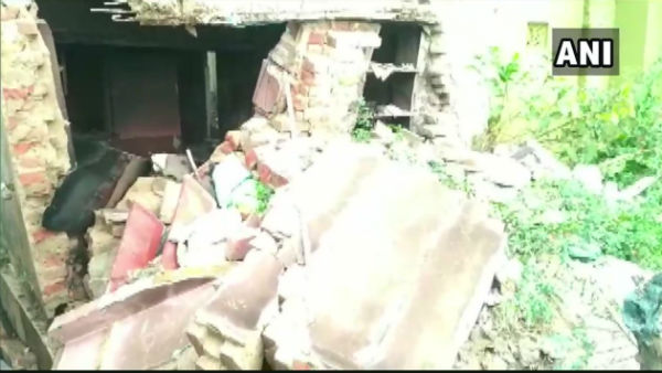 তীব্র বিস্ফোরণে কেঁপে উঠল গ্রাম, অনুব্রত-গড়ে ক্লাবের ছাদ উড়ে গেল এক লহমায় তীব্র বিস্ফোরণে কেঁপে উঠল গ্রাম, অনুব্রত-গড়ে ক্লাবের ছাদ উড়ে গেল এক লহমায়