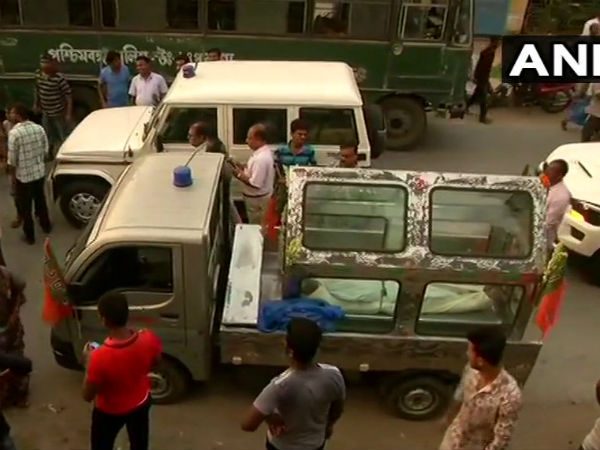 রাস্তাতেই চিতা সাজিয়ে সৎকারের উদ্যোগ! নিহতের দেহ নিয়ে লুকোচুরি, পিছু হটল বিজেপি রাস্তাতেই চিতা সাজিয়ে সৎকারের উদ্যোগ! নিহতের দেহ নিয়ে লুকোচুরি, পিছু হটল বিজেপি
