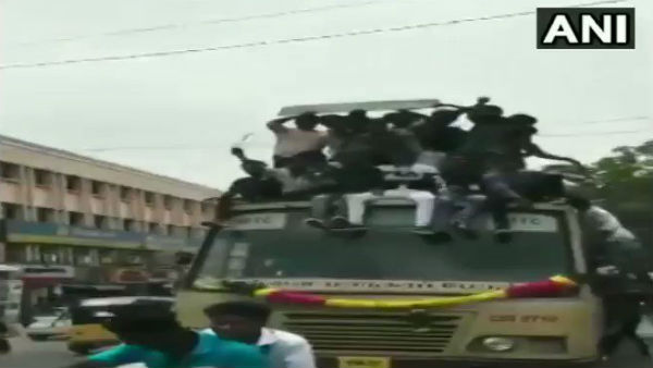 এ কেমন BUS DAY!বাসের মাথা থেকে ঝপাঝপ পড়ে গেলেন উৎসাহী জনতা, ভাইরাল ভিডিও এ কেমন BUS DAY!বাসের মাথা থেকে ঝপাঝপ পড়ে গেলেন উৎসাহী জনতা, ভাইরাল ভিডিও