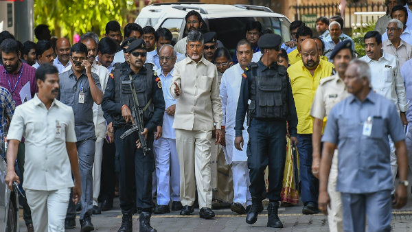 নিরাপত্তার কাটছাঁট, চন্দ্রবাবুর সুরক্ষায় বহাল ৪ কনস্টেবল নিরাপত্তার কাটছাঁট, চন্দ্রবাবুর সুরক্ষায় বহাল ৪ কনস্টেবল