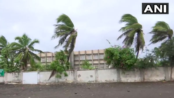 Live:সাইক্লোন বায়ু ক্রমেই ফুঁসছে আরব সাগরে! দিন বদল করে ১৩৫ বেগে আছড়ে পড়ার আশঙ্কা Live:সাইক্লোন বায়ু ক্রমেই ফুঁসছে আরব সাগরে! দিন বদল করে ১৩৫ বেগে আছড়ে পড়ার আশঙ্কা