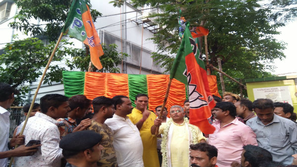 ভাঙন অভিষেক গড়ে! দিলীপ ঘোষের হাত ধরে সংখ্যালঘু নেতার যোগ বিজেপিতে ভাঙন অভিষেক গড়ে! দিলীপ ঘোষের হাত ধরে সংখ্যালঘু নেতার যোগ বিজেপিতে