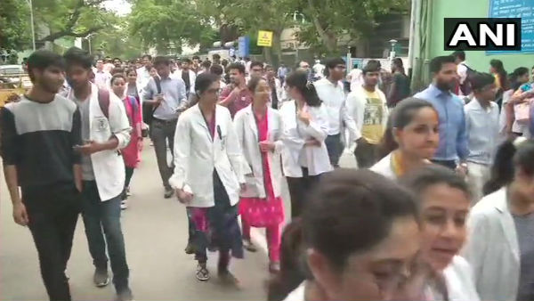 আমরা সবাই লক্ষ্মী ছেলে, মমতা-স্পর্শে এনআরএসে নয়া স্লোগান, যেন যুদ্ধজয়ের উচ্ছ্বাস আমরা সবাই লক্ষ্মী ছেলে, মমতা-স্পর্শে এনআরএসে নয়া স্লোগান, যেন যুদ্ধজয়ের উচ্ছ্বাস