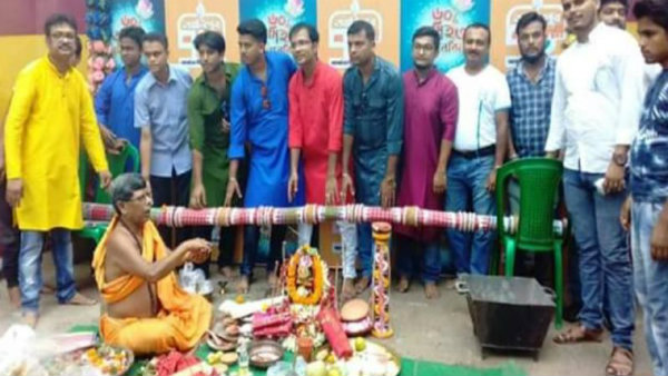 একধাপ এগিয়ে গেল দমদম পার্ক তরুণ দল! খুঁটি পুজো দিয়ে পুজোর কাজ শুরু একধাপ এগিয়ে গেল দমদম পার্ক তরুণ দল! খুঁটি পুজো দিয়ে পুজোর কাজ শুরু