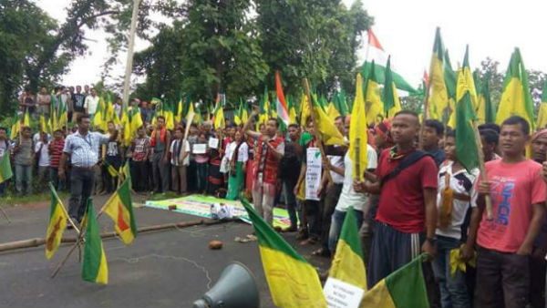শাসক ফ্রন্টে ফাটল! গেরুয়া বাহিনীর বিরুদ্ধে হামলার অভিযোগ জোটসঙ্গী দলের শাসক ফ্রন্টে ফাটল! গেরুয়া বাহিনীর বিরুদ্ধে হামলার অভিযোগ জোটসঙ্গী দলের