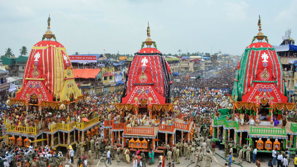 সাদা বেশ থেকে চন্দন বেশ