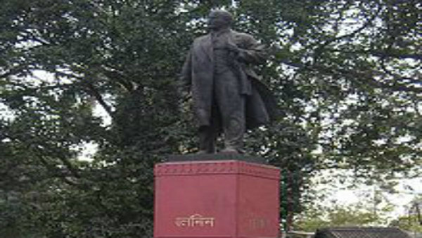 লেনিনে মূর্তি ভাঙার চেষ্টা, লেপে দেওয়া হল লাল রঙ! অভিযুক্ত বিজেপি লেনিনে মূর্তি ভাঙার চেষ্টা, লেপে দেওয়া হল লাল রঙ! অভিযুক্ত বিজেপি