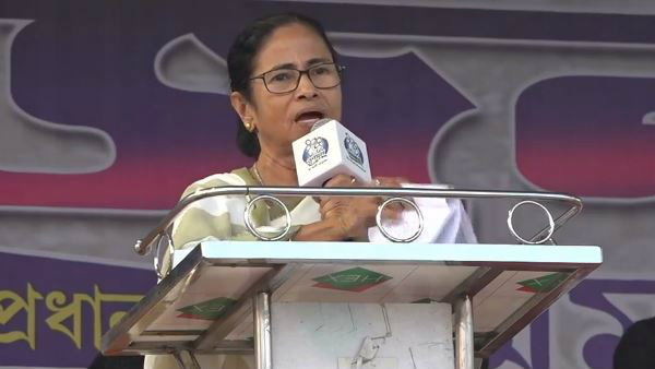 জরুরি অবস্থার বর্ষপূর্তিতে কেন্দ্রকে কড়া আক্রমণ মমতার জরুরি অবস্থার বর্ষপূর্তিতে কেন্দ্রকে কড়া আক্রমণ মমতার