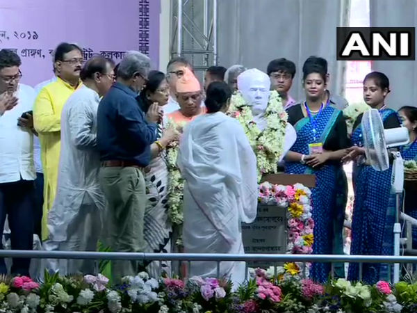 বিদ্যাসাগরের মূর্তি নিয়ে পদব্রজে কলেজে প্রতিস্থাপন মমতার, উসকে দিলেন বাঙালি আবেগ বিদ্যাসাগরের মূর্তি নিয়ে পদব্রজে কলেজে প্রতিস্থাপন মমতার, উসকে দিলেন বাঙালি আবেগ