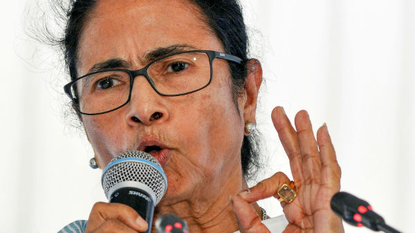 'সাংবাদিকদের কারা টাকা খান তিনি জানেন'