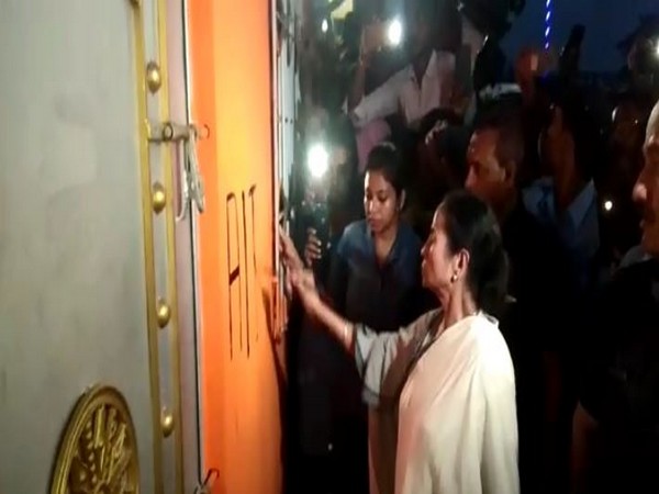 লোকসভা ভোটের ফল বেরনোর পর বিজেপির দখল নেওয়া তৃণমূলের পার্টি অফিসের দেওয়ালে মমতা বন্দ্যোপাধ্যায় নিজেই আঁকলেন প্রতীক। একইসঙ্গে লিখলেন সর্বভারতীয় তৃণমূল কংগ্রেস। ঘটনাটি ঘটে ৩০ মে, বৃহস্পতিবার। সেই সময় না হলেও, পরবর্তী সময়ে সেই ছবি হয়েছে ভাইরাল। তৃণমূলের তরফে দাবি করা হয়েছে, এটা তাদেরই অফিস ছিল। নব নির্বাচিত বিজেপি সাংসদ অর্জুন সিং-এর সমর্থকরা তা দখল করে নেয়। দীনেশ ত্রিবেদীকে হারিয়ে ব্যারাকপুর থেকে জয়ী হয়েছেন অর্জুন সিং। ৩০ মে যেসময় প্রধানমন্ত্রী নরেন্দ্র মোদী প্রধানমন্ত্রী হিসেবে শপথ নিচ্ছিলেন, সেই সময় মমতা বন্দ্যোপাধ্যায় নৈহাটির প্রতিবাদ সভায় যোগ দিয়েছিলেন। এরপরেই মমতা বন্দ্যোপাধ্যায় চলে যান বিজেপির পার্টি অফিসে। সেই অফিস ফের দখল করার পর দেওয়ালে দলের প্রতীক ও নাম লেখার কাজে হাত লাগান মুখ্যমন্ত্রী তথা তৃণমূল নেত্রী। মুখ্যমন্ত্রীর ওইদিনের সফরেই কনভয়কে ঘিরে জয় শ্রীরাম স্লোগান দেওয়া হয়েছিল একাধিক জায়গায়। একাধিক জায়গায় গাড়ি থেকে নেমে পড়েন মমতা। তাঁর অভিযোগ ছিল যারা এইসব করছে তারা সবাই বহিরাগত। এর দুদিন আগে মুকুল রায়ের ছেলে শুভ্রাংশু রায়-সহ একাধিক বিধায়ক বিজেপিতে যোগ দেন। বিজেপিতে যোগ দিয়েছিলেন হালিসহর, নৈহাটি ও কাঁচড়াপাড়ার বহু তৃণমূল কাউন্সিলর। লোকসভা নির্বাচনের ফল বেরনোর পরেই রাজ্যের বিভিন্ন জায়গায় তৃণমূল পার্টি অফিস দখলের অভিযোগ উঠতে শুরু করেছে বিজেপির বিরুদ্ধে। পাশাপাশি অনেক জায়গাতেই সিপিএম তথা বামদলগুলি নিজেদের পার্টি অফিস উদ্ধারও করছে। লোকসভা ভোটের ফল বেরনোর পর বিজেপির দখল নেওয়া তৃণমূলের পার্টি অফিসের দেওয়ালে মমতা বন্দ্যোপাধ্যায় নিজেই আঁকলেন প্রতীক। একইসঙ্গে লিখলেন সর্বভারতীয় তৃণমূল কংগ্রেস। ঘটনাটি ঘটে ৩০ মে, বৃহস্পতিবার। সেই সময় না হলেও, পরবর্তী সময়ে সেই ছবি হয়েছে ভাইরাল। তৃণমূলের তরফে দাবি করা হয়েছে, এটা তাদেরই অফিস ছিল। নব নির্বাচিত বিজেপি সাংসদ অর্জুন সিং-এর সমর্থকরা তা দখল করে নেয়। দীনেশ ত্রিবেদীকে হারিয়ে ব্যারাকপুর থেকে জয়ী হয়েছেন অর্জুন সিং। ৩০ মে যেসময় প্রধানমন্ত্রী নরেন্দ্র মোদী প্রধানমন্ত্রী হিসেবে শপথ নিচ্ছিলেন, সেই সময় মমতা বন্দ্যোপাধ্যায় নৈহাটির প্রতিবাদ সভায় যোগ দিয়েছিলেন। এরপরেই মমতা বন্দ্যোপাধ্যায় চলে যান বিজেপির পার্টি অফিসে। সেই অফিস ফের দখল করার পর দেওয়ালে দলের প্রতীক ও নাম লেখার কাজে হাত লাগান মুখ্যমন্ত্রী তথা তৃণমূল নেত্রী। মুখ্যমন্ত্রীর ওইদিনের সফরেই কনভয়কে ঘিরে জয় শ্রীরাম স্লোগান দেওয়া হয়েছিল একাধিক জায়গায়। একাধিক জায়গায় গাড়ি থেকে নেমে পড়েন মমতা। তাঁর অভিযোগ ছিল যারা এইসব করছে তারা সবাই বহিরাগত। এর দুদিন আগে মুকুল রায়ের ছেলে শুভ্রাংশু রায়-সহ একাধিক বিধায়ক বিজেপিতে যোগ দেন। বিজেপিতে যোগ দিয়েছিলেন হালিসহর, নৈহাটি ও কাঁচড়াপাড়ার বহু তৃণমূল কাউন্সিলর। লোকসভা নির্বাচনের ফল বেরনোর পরেই রাজ্যের বিভিন্ন জায়গায় তৃণমূল পার্টি অফিস দখলের অভিযোগ উঠতে শুরু করেছে বিজেপির বিরুদ্ধে। পাশাপাশি অনেক জায়গাতেই সিপিএম তথা বামদলগুলি নিজেদের পার্টি অফিস উদ্ধারও করছে।