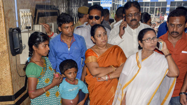 মমতার সঙ্গে সমাজের এলিট শ্রেণীর একটি ক্লাস ওয়ার চোখে পড়ছে মমতার সঙ্গে সমাজের এলিট শ্রেণীর একটি ক্লাস ওয়ার চোখে পড়ছে