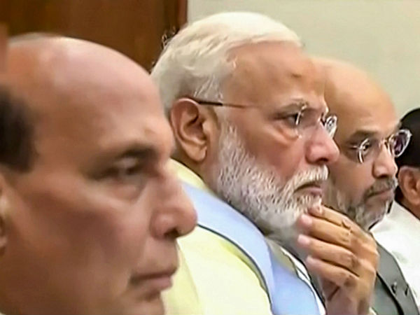 দল ভারী করছেন মোদী, ঘনিষ্ঠ নৃপেন্দ্র মিশ্র ও পিকে মিশ্রকে মন্ত্রিসভায় জুড়লেন প্রধানমন্ত্রী দল ভারী করছেন মোদী, ঘনিষ্ঠ নৃপেন্দ্র মিশ্র ও পিকে মিশ্রকে মন্ত্রিসভায় জুড়লেন প্রধানমন্ত্রী
