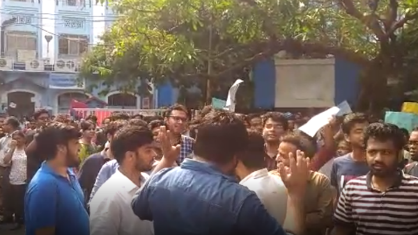 NRS কাণ্ডে গণ ইস্তফার ডাক দিয়ে রাজ্যপালের দ্বারস্থ জুনিয়ার চিকিৎসকরা NRS কাণ্ডে গণ ইস্তফার ডাক দিয়ে রাজ্যপালের দ্বারস্থ জুনিয়ার চিকিৎসকরা
