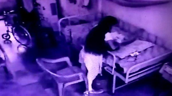 অসুস্থ ৮৫ বছরের বৃদ্ধাকে মারধরের জের! গ্রেফতার অভিযুক্ত নার্স অসুস্থ ৮৫ বছরের বৃদ্ধাকে মারধরের জের! গ্রেফতার অভিযুক্ত নার্স