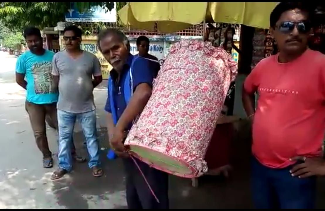 ঢাক বাজিয়ে অভিনব ডেঙ্গু বিরোধী প্রচারে কালিয়াগঞ্জ পুরসভা ঢাক বাজিয়ে অভিনব ডেঙ্গু বিরোধী প্রচারে কালিয়াগঞ্জ পুরসভা