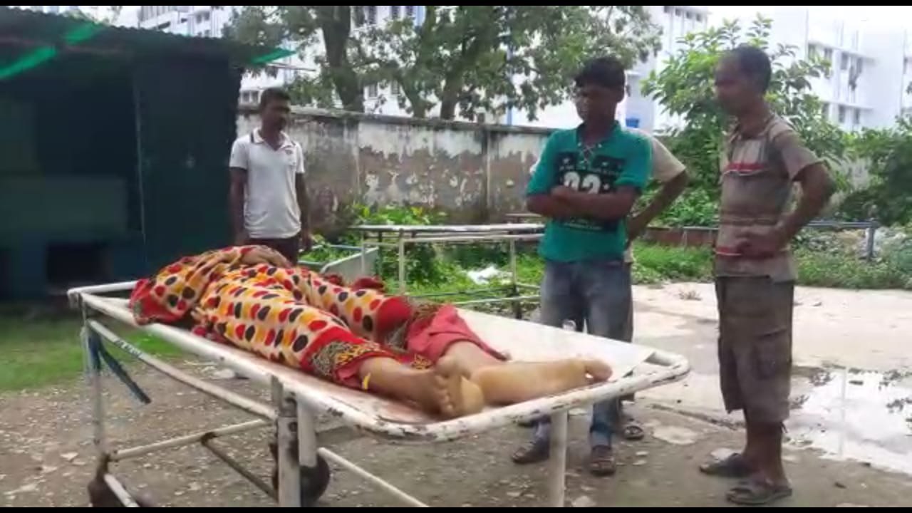 গৃহবধূকে শ্বাসরোধ করে খুনে অভিযুক্ত স্বামী সহ শ্বশুরবাড়ির ৭ গৃহবধূকে শ্বাসরোধ করে খুনে অভিযুক্ত স্বামী সহ শ্বশুরবাড়ির ৭