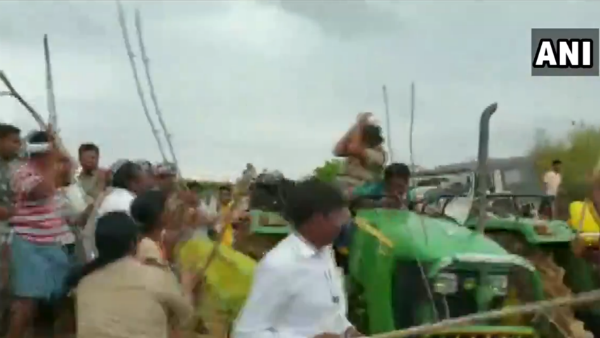 তেলঙ্গানায় বৃক্ষরোপনে এসে গ্রামবাসীদের হাতে আক্রান্ত মহিলা বনকর্মীরা তেলঙ্গানায় বৃক্ষরোপনে এসে গ্রামবাসীদের হাতে আক্রান্ত মহিলা বনকর্মীরা