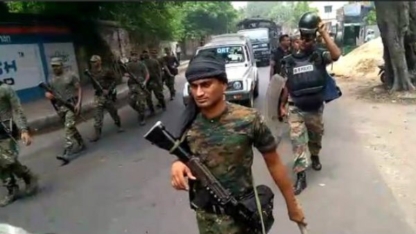 দুষ্কৃতী-তাণ্ডবের প্রতিবাদে ব্যবসায়ী-বিক্ষোভ, আক্রান্ত পুলিশ দুষ্কৃতী-তাণ্ডবের প্রতিবাদে ব্যবসায়ী-বিক্ষোভ, আক্রান্ত পুলিশ
