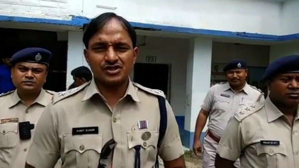 ছাত্রছাত্রীদের ইংরেজিতে কথা বলা শেখাতে ক্লাস নিচ্ছেন জেলা পুলিস সুপার ছাত্রছাত্রীদের ইংরেজিতে কথা বলা শেখাতে ক্লাস নিচ্ছেন জেলা পুলিস সুপার