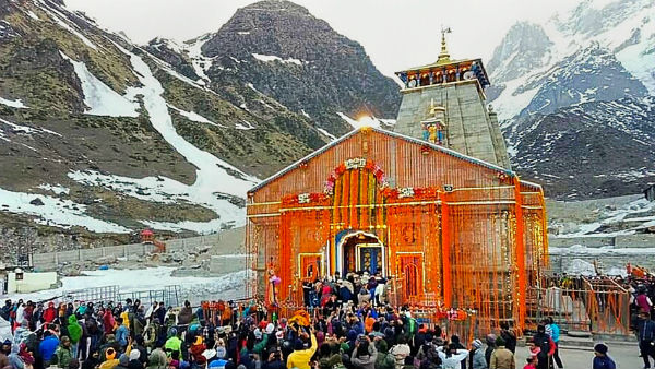 প্রবল শীতঁ, চরম আবহাওয়াকে হার মানিয়ে তুষারে ঢাকা কেদারনাথে হাজির পুন্যার্থীরা প্রবল শীতঁ, চরম আবহাওয়াকে হার মানিয়ে তুষারে ঢাকা কেদারনাথে হাজির পুন্যার্থীরা