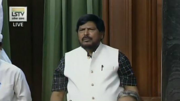 রাহুলকে কটাক্ষে এমনই কথা বললেন মোদীর মন্ত্রী, হেসে লুটোপুটি সবাই, দেখুন ভিডিও রাহুলকে কটাক্ষে এমনই কথা বললেন মোদীর মন্ত্রী, হেসে লুটোপুটি সবাই, দেখুন ভিডিও