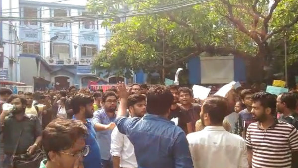 সিউড়ি হাসপাতালের ৬৭জন ডাক্তার পদত্যাগের ইচ্ছাপ্রকাশ করলেন সিউড়ি হাসপাতালের ৬৭জন ডাক্তার পদত্যাগের ইচ্ছাপ্রকাশ করলেন