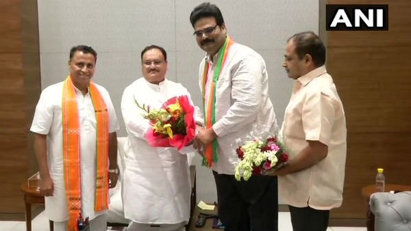শুধু অন্ধ্রই নয়, তেলাঙ্গানা থেকেও বিজেপিতে যোগ টিডিপি মুখপাত্রের শুধু অন্ধ্রই নয়, তেলাঙ্গানা থেকেও বিজেপিতে যোগ টিডিপি মুখপাত্রের
