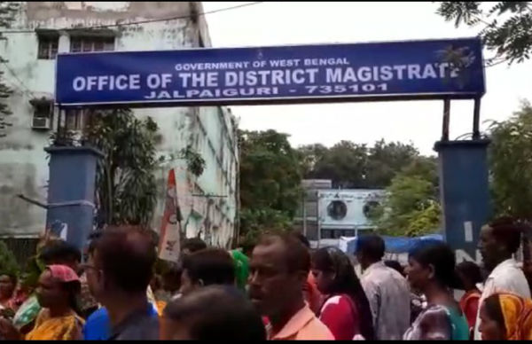 চা বাগান খোলার দাবিতে জেলাশাসকের দফতর ঘেরাও তৃণমূলের চা বাগান খোলার দাবিতে জেলাশাসকের দফতর ঘেরাও তৃণমূলের