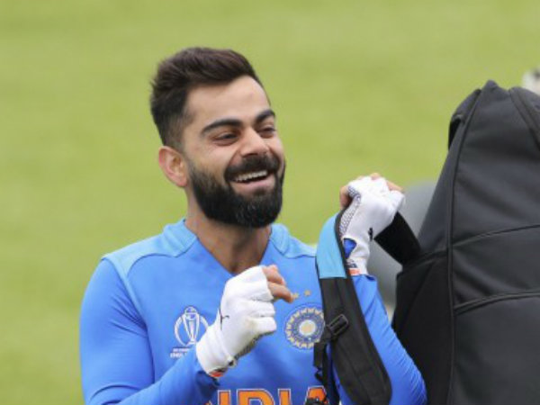 ধোনির হাত ধরেই অধিনায়ক