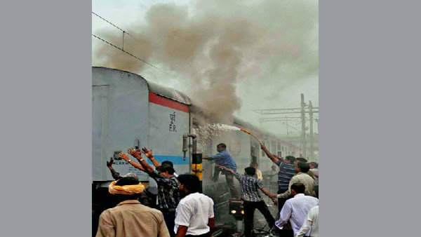 তিস্তা তোর্সা এক্সপ্রেসে আগুন! বড় দুর্ঘটনা থেকে রক্ষা তিস্তা তোর্সা এক্সপ্রেসে আগুন! বড় দুর্ঘটনা থেকে রক্ষা