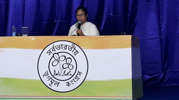 গ্রামে ঘুরে জনসংযোগ