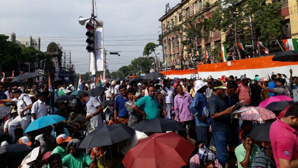 সকাল থেকেই ‘পুষ্প’-বৃষ্টি, তবু এবার একুশে সর্বকালীন রেকর্ড সকাল থেকেই ‘পুষ্প’-বৃষ্টি, তবু এবার একুশে সর্বকালীন রেকর্ড