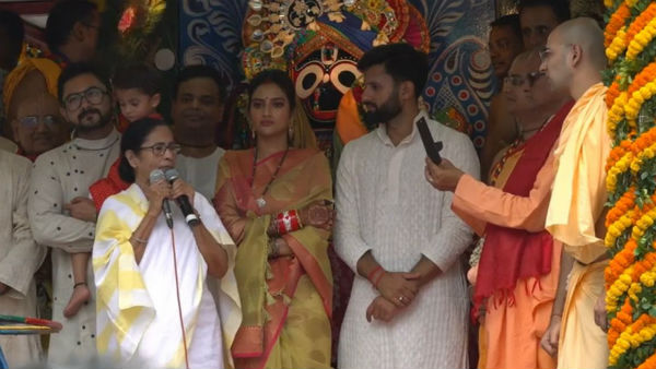 নারকোল ফাটিয়ে পুজো নুসরতের