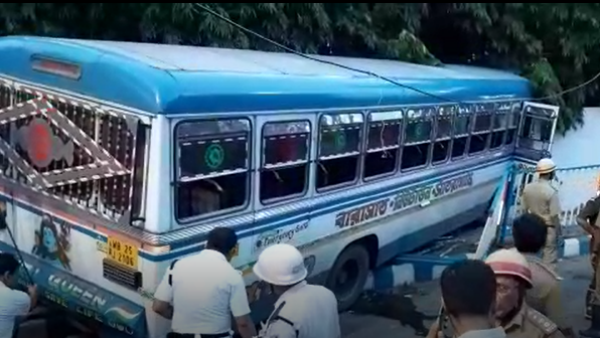 দুটি বাসের রেষারেষি, সল্টলেকের রাস্তায় টক্করের পর সোজা অফিসে দুটি বাসের রেষারেষি, সল্টলেকের রাস্তায় টক্করের পর সোজা অফিসে