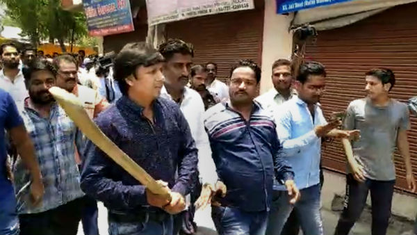 সরকারি আধিকারিককে নিগ্রহের ঘটনায় আকাশ বিজয়বর্গীয়কে শোকজ করল বিজেপি সরকারি আধিকারিককে নিগ্রহের ঘটনায় আকাশ বিজয়বর্গীয়কে শোকজ করল বিজেপি