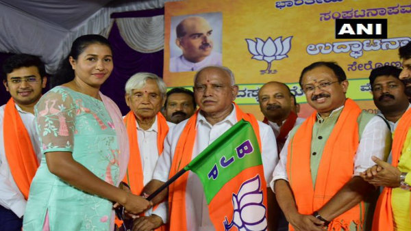 কর্ণাটকে ডামাডোলের মধ্যেই দেশের অন্যতম সেরা ক্রীড়াবিদ যোগ দিলেন বিজেপিতে কর্ণাটকে ডামাডোলের মধ্যেই দেশের অন্যতম সেরা ক্রীড়াবিদ যোগ দিলেন বিজেপিতে