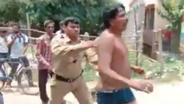 ছাত্রীদের দিনের পর দিন যৌন হেনস্থা! শিক্ষককে বেধড়ক ঠেঙিয়ে বিবস্ত্র করে পুলিশের হাতে তুলে দিল অভিভাবক ছাত্রীদের দিনের পর দিন যৌন হেনস্থা! শিক্ষককে বেধড়ক ঠেঙিয়ে বিবস্ত্র করে পুলিশের হাতে তুলে দিল অভিভাবক