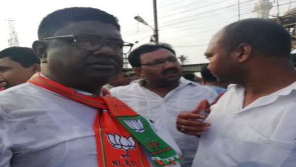 মরে যাওয়ার আগে কাটমানি ফেরত দিন! প্রভাবশালী তৃণমূল নেতার উদ্দেশে বিজেপি নেতার দাবিতে চাঞ্চল্য মরে যাওয়ার আগে কাটমানি ফেরত দিন! প্রভাবশালী তৃণমূল নেতার উদ্দেশে বিজেপি নেতার দাবিতে চাঞ্চল্য