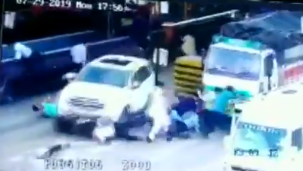 রাজস্থানে টোল প্লাজায় কয়েকজনকে পিষে দিল গাড়ি, দেখুন ভিডিও রাজস্থানে টোল প্লাজায় কয়েকজনকে পিষে দিল গাড়ি, দেখুন ভিডিও