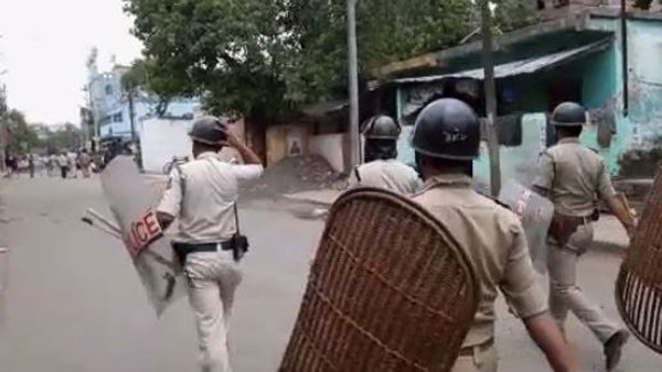 নজরবন্দির মধ্যেই ফের অশান্ত কাঁকিনাড়া! প্রতিবাদে রেল অবরোধ নজরবন্দির মধ্যেই ফের অশান্ত কাঁকিনাড়া! প্রতিবাদে রেল অবরোধ