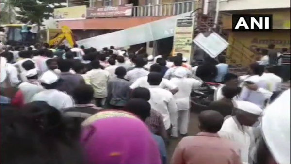 রাষ্ট্রায়ত্ত ব্যাঙ্কের শাখায় মর্মান্তিক দুর্ঘটনা! ছাদ ধসে ১ জনের মৃত্যু, ৩০ জনের আটকে পড়ার আশঙ্কা রাষ্ট্রায়ত্ত ব্যাঙ্কের শাখায় মর্মান্তিক দুর্ঘটনা! ছাদ ধসে ১ জনের মৃত্যু, ৩০ জনের আটকে পড়ার আশঙ্কা